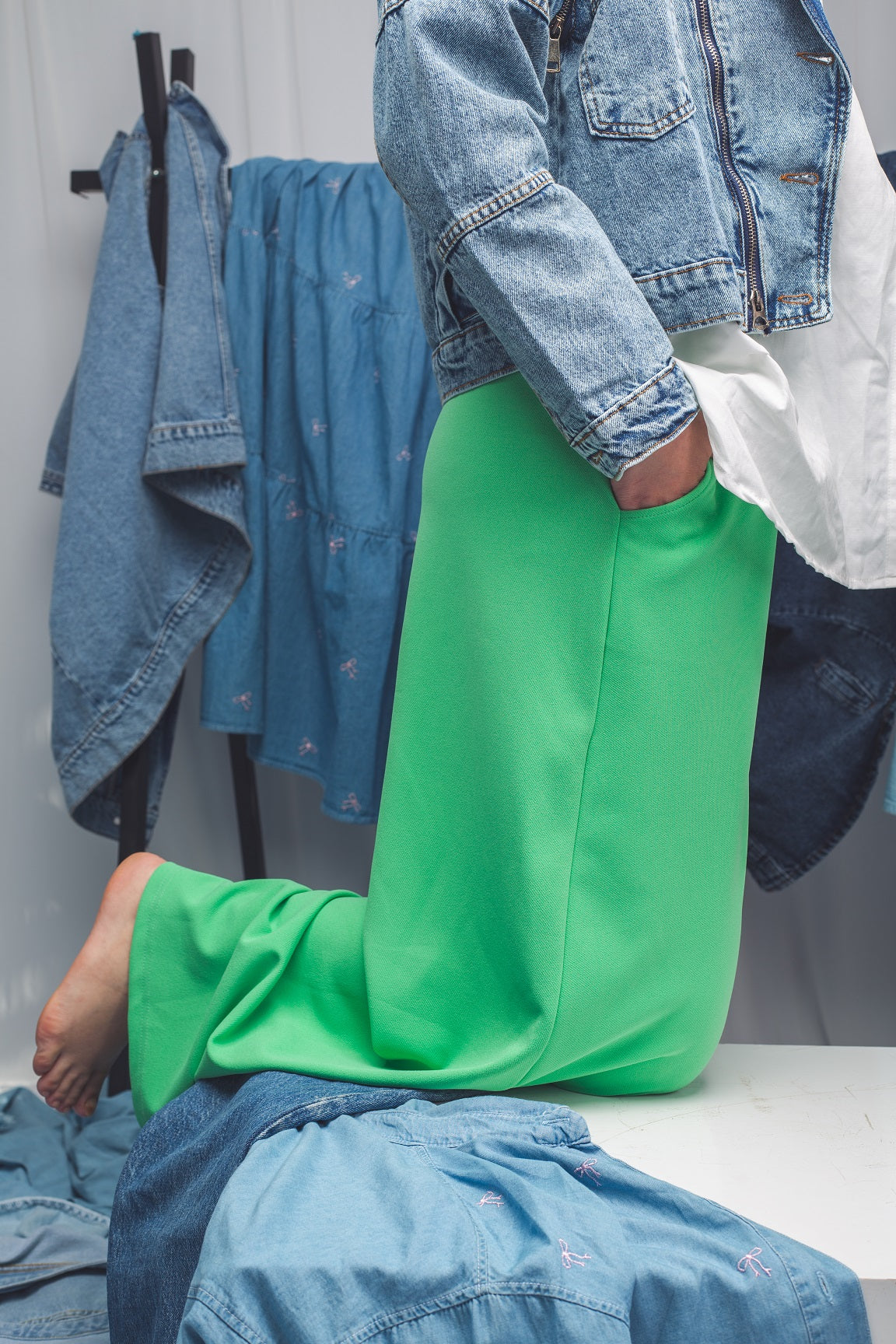 Green modest loose-fit pants 